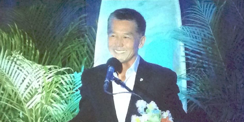 Pham accepts the award from the Jacksonville Business Journal.